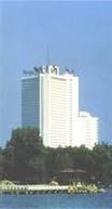 data-lemmaid="884223">五星级豪华饭店,北倚中关村高科技园区